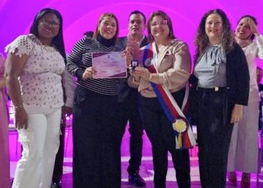 Equipo de Doulas de la Sala de apoyo gestacional Dr. Nerio Iniciarte (SAHUM) recibe Botón Honor al Mérito del Concejo Municipal de Maracaibo en la Plaza de la República.