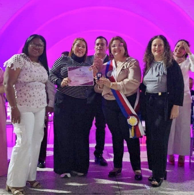 Equipo de Doulas de la Sala de apoyo gestacional Dr. Nerio Iniciarte (SAHUM) recibe Botón Honor al Mérito del Concejo Municipal de Maracaibo en la Plaza de la República.