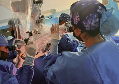 Equipo médico utilizando el Microscopio Kinevo 900 SAHUM en cirugía de aneurisma cerebral.