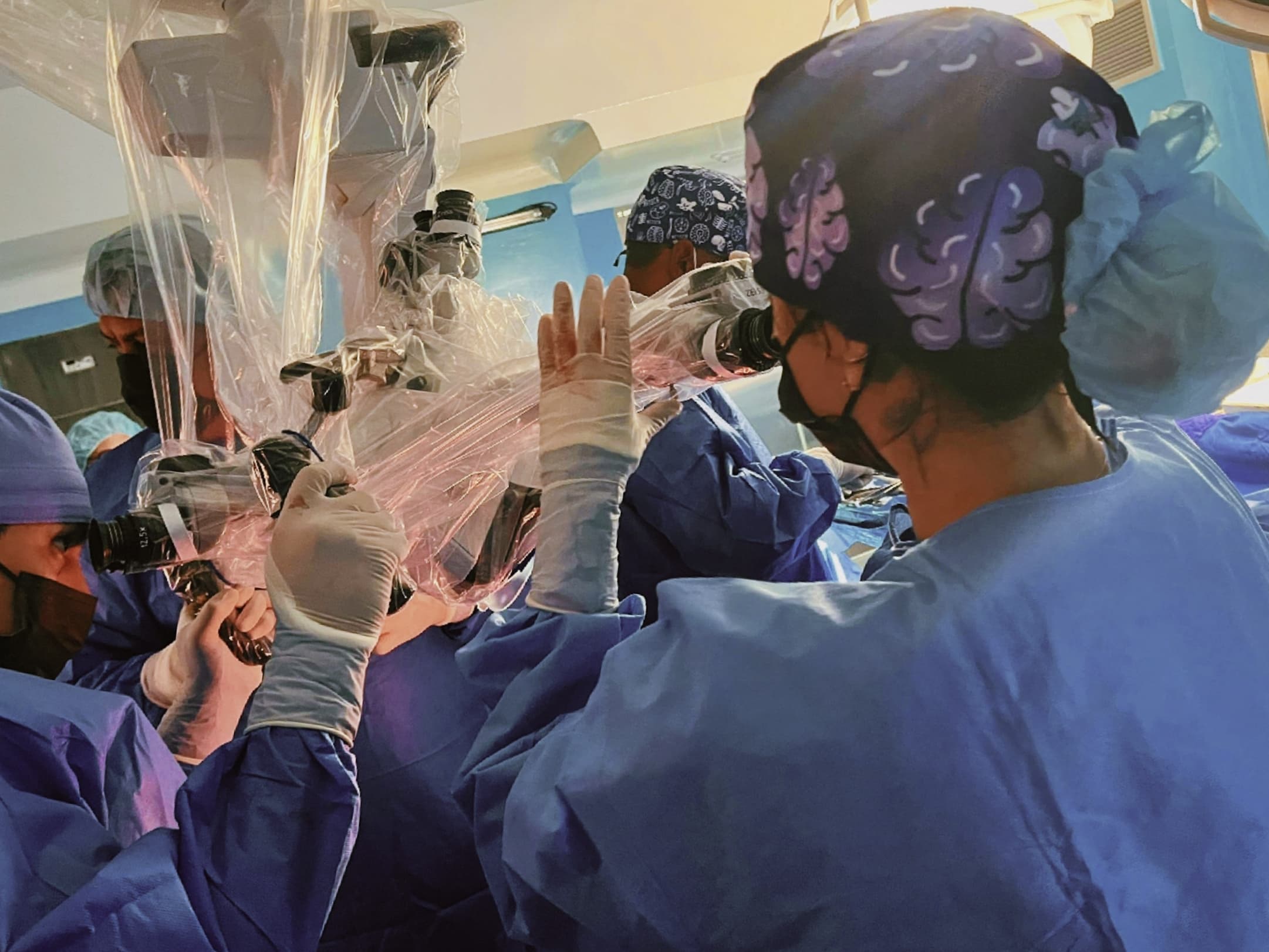 Equipo médico utilizando el Microscopio Kinevo 900 SAHUM en cirugía de aneurisma cerebral.